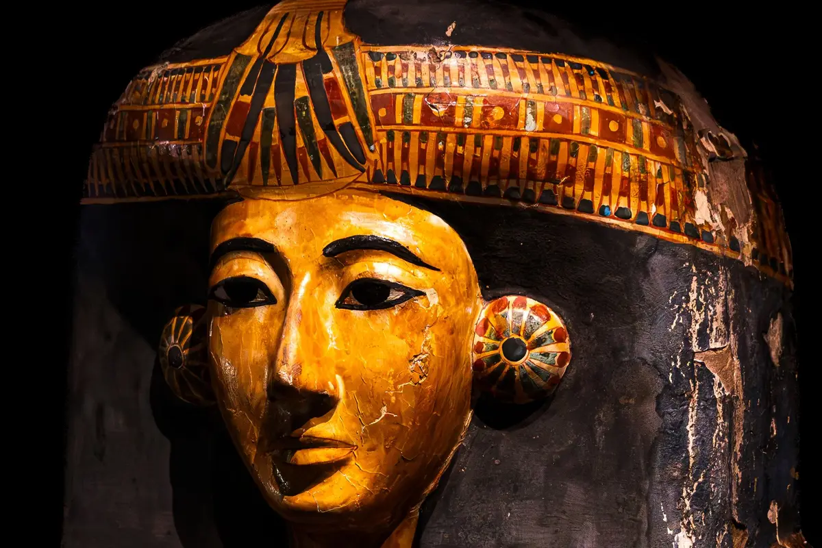 golden Egyptian sarcophagus mask in a museum, ancient egyptian jokes and mummy puns