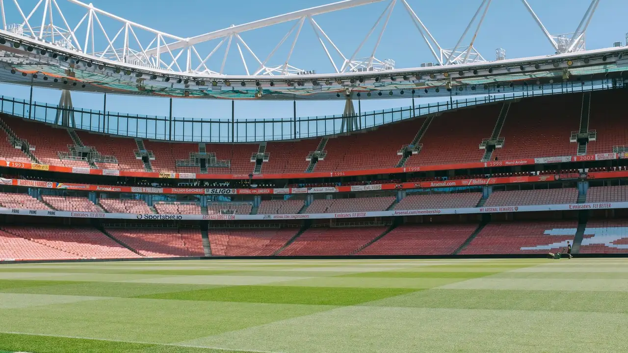 empty red stadium seats at a football ground, image for arsenal jokes about gunners and gooners